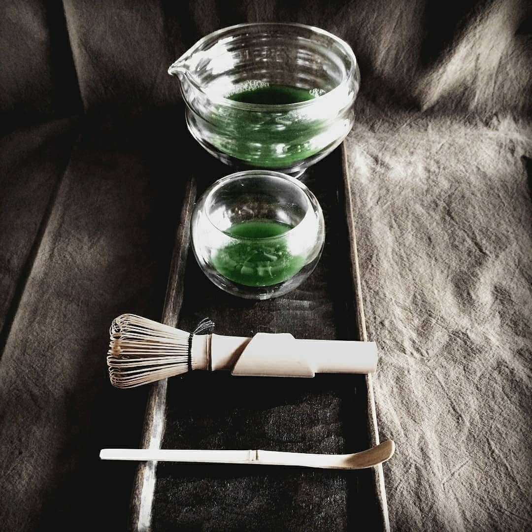 Matchæologist®さんのインスタグラム写真 - (Matchæologist®Instagram)「🤗🍵 Who else is loving 💚 this beautiful aesthetic featuring our Glass #Katakuchi Matcha Brewing & Serving Bowl? Thanks to 📷 @hanahana5star for this stunning shot! 🌿 . This exquisite #Matcha Katakuchi (spouted bowl) is meticulously designed for whisking matcha and pouring it into a serving cup, all in one device! 👌 The bowl features heat-resistant borosilicate glass, a visually striking and practical material to showcase the beautiful colour of the matcha as it’s being prepared 😍 . 🌎 Don’t forget – 🌿 we’re offering a special #EarthDay site-wide 15% discount with the code EARTH19, valid until midnight on Wednesday only! 🌎 . For premium-quality matcha, please visit Matchaeologist.com. . 👉 Click the link in our bio @Matchaeologist . Matchæologist® #Matchaeologist Matchaeologist.com」4月22日 22時13分 - matchaeologist