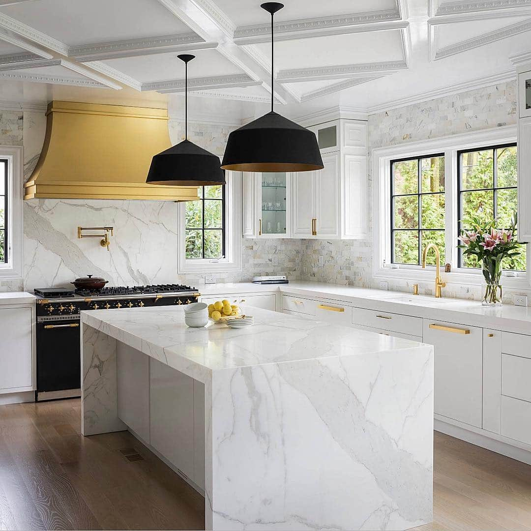 さんのインスタグラム写真 - (Instagram)「What’s the first thing that caught your eye in this kitchen👇🏼? By @jse_interior_design . That Hood! ❤️」4月22日 22時18分 - inspire_me_home_decor