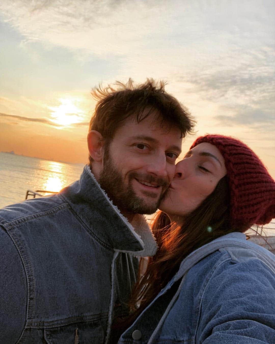 ギョズデ・ソンスルマのインスタグラム：「Kendi olarak,sana gelen Sana gereksinimi olmadan,seni isteyen Sensiz de olabilecekken, senin ile olmayı seçen Kendi olmasını,seninle olmaya bağlayan O,işte... 💙🧿 #gozdeale」