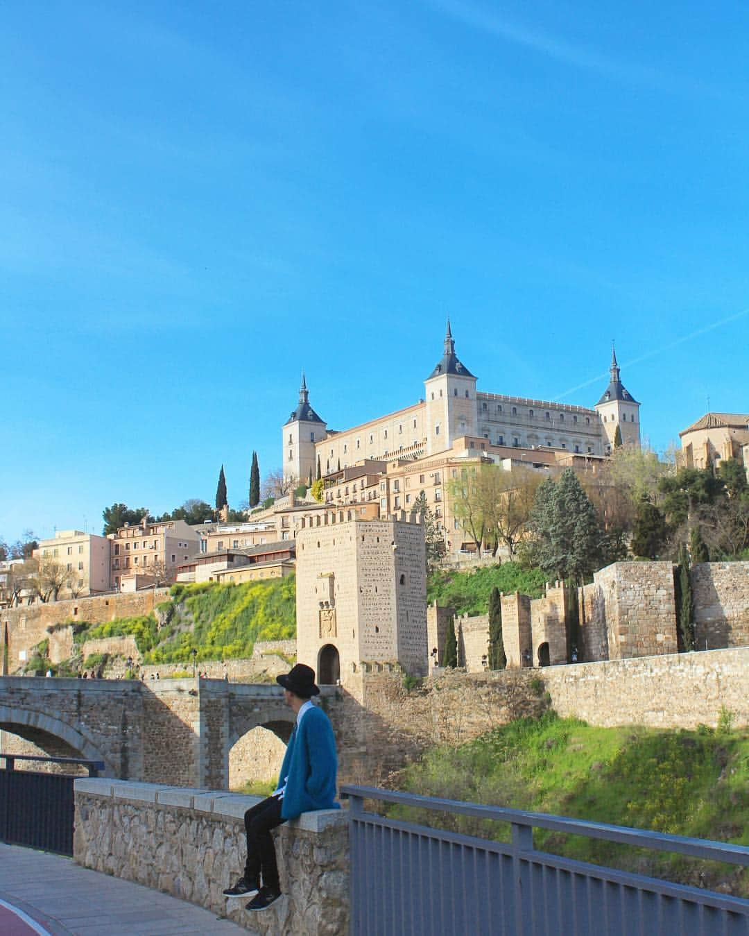 Yuya Oishiさんのインスタグラム写真 - (Yuya OishiInstagram)「💂‍♂️🏰✨﻿ ﻿ ﻿ ﻿ #spain #toledo  #travelling #beautiful #travel #trip #journey #travelgram #love #happy #castle #toledospain  #instagood #elgreco #travelphoto #photooftheday  #sunny #traveler #town #art #instatravel #travellover  #スペイン #トレド #海外 #海外旅行 #旅  #旅行  #海外生活 ﻿#世界遺産」4月22日 22時25分 - yuustaglam