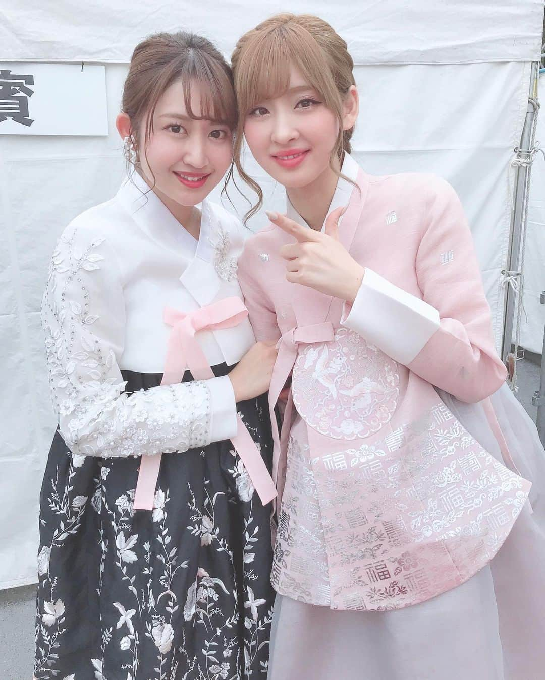 沢井里奈さんのインスタグラム写真 - (沢井里奈Instagram)「♡ . ちせちゃん🌸かずさ🌸 ウエディングチマチョゴリ組💍✨ . #koreafestival #hanbok #hanbokdress #hanbokkorea #koreafashion #instafashion #korea #jeonju #nagoya #instagood #instagramjapan #japanesegirl #girls #사복 #옷스타그램 #팔로우 #韓国フェスティバル #ファッションショー #チマチョゴリ #韓服 #韓国領事館 #韓国 #全州市 #チョンジュ #久屋大通公園 #栄 #名古屋」4月22日 22時28分 - sawairina