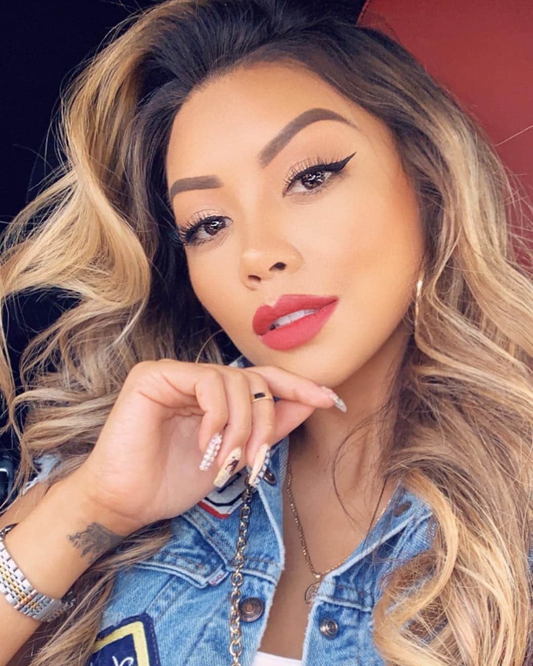 リアン Vのインスタグラム：「MAKEUP MONDAY GIVEAWAY! 💋  TO WIN YOU MUST • Follow @LianeV • Subscribe to Youtube.com/LianeV • Repost this and tag me so I can see • Comment “DONE❤️” Announcing the winner next week! Goodluck my loves!💋 #LianeVgiveaway  Brows by: @browsbynikki  Foundation: @maccosmetics  Lips: @stilazzi  Lashes: @dollarlashclub  Nails: @kdsnails_」