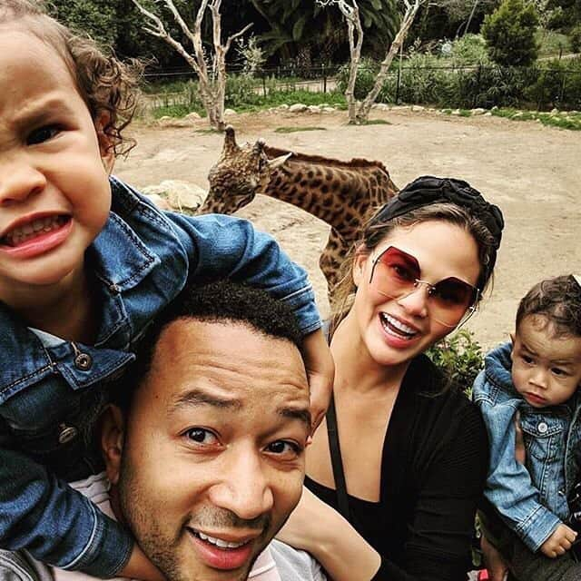 People Magazineさんのインスタグラム写真 - (People MagazineInstagram)「One happy family! John Legend, Chrissy Teigen and their adorable kids, Luna and Miles, had a blast in Santa Barbara. Extra adorable points for the giraffe in the background. 💕 | #Regram @chrissyteigen」4月23日 9時22分 - people