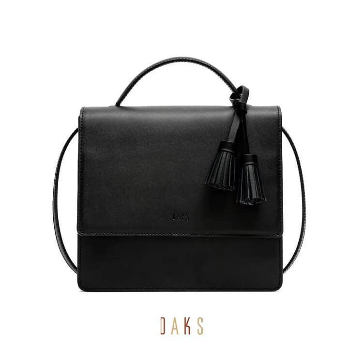 DAKS Koreaさんのインスタグラム写真 - (DAKS KoreaInstagram)「• DAKS accessories  닥스 액세서리의 봄 가방 추천! 모던한 디자인에 태슬 디테일의 참장식이 더해져 세련된 크로스 겸용 탑핸들 토트백.  레드와 블랙 2가지 컬러로 LF몰에서 만 나보실 수 있습니다! . [추천 아이템] #DCBA9E996R2 #DCBA9E995BK . #닥스 #닥스액세서리 #닥스코리아 #DAKS #DAKSACCESSORIES #닥스가방 #가방 #여성가방 #가방스타그램 #가방추천 #레드 #컬러백 #토트백 #크로스백 #lfmall」4月23日 9時22分 - dakskorea_accessories