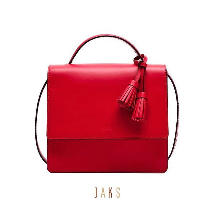 DAKS Koreaさんのインスタグラム写真 - (DAKS KoreaInstagram)「• DAKS accessories  닥스 액세서리의 봄 가방 추천! 모던한 디자인에 태슬 디테일의 참장식이 더해져 세련된 크로스 겸용 탑핸들 토트백.  레드와 블랙 2가지 컬러로 LF몰에서 만 나보실 수 있습니다! . [추천 아이템] #DCBA9E996R2 #DCBA9E995BK . #닥스 #닥스액세서리 #닥스코리아 #DAKS #DAKSACCESSORIES #닥스가방 #가방 #여성가방 #가방스타그램 #가방추천 #레드 #컬러백 #토트백 #크로스백 #lfmall」4月23日 9時22分 - dakskorea_accessories