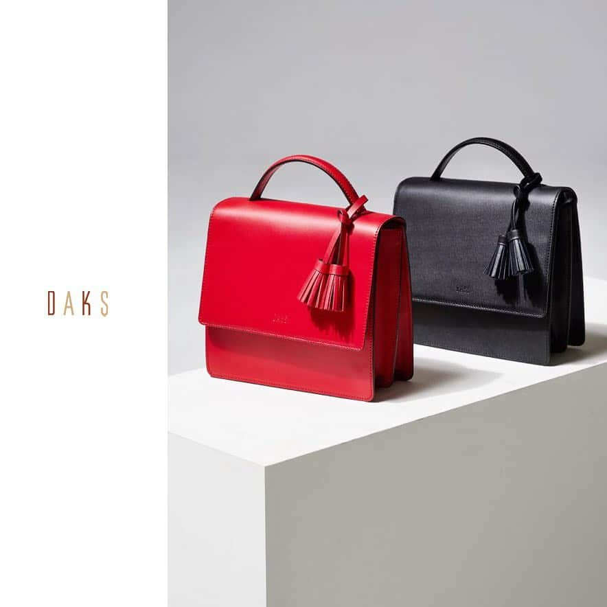 DAKS Koreaさんのインスタグラム写真 - (DAKS KoreaInstagram)「• DAKS accessories  닥스 액세서리의 봄 가방 추천! 모던한 디자인에 태슬 디테일의 참장식이 더해져 세련된 크로스 겸용 탑핸들 토트백.  레드와 블랙 2가지 컬러로 LF몰에서 만 나보실 수 있습니다! . [추천 아이템] #DCBA9E996R2 #DCBA9E995BK . #닥스 #닥스액세서리 #닥스코리아 #DAKS #DAKSACCESSORIES #닥스가방 #가방 #여성가방 #가방스타그램 #가방추천 #레드 #컬러백 #토트백 #크로스백 #lfmall」4月23日 9時24分 - dakskorea_accessories