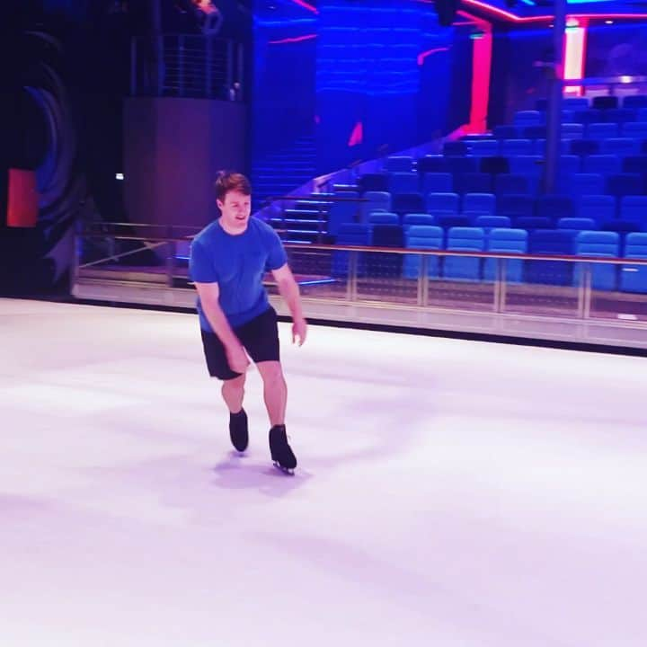 ウェスリー・キリングのインスタグラム：「8 months contract is almost over! Nice to get back into some singles skating. It's not perfect but I'm happy with what I've accomplished these past couple of months #noexcuses #smallicewhat #doubleaxel #symphony #figureskating #showskater」