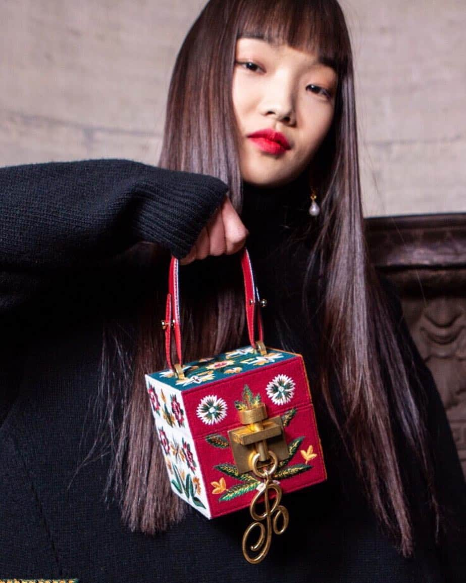 オスカーデラレンタさんのインスタグラム写真 - (オスカーデラレンタInstagram)「Add customization to your #odlrfall2019 claret floral embroidered Alibi bag with our new initial charms. #WhatsYourAlibi」4月23日 7時51分 - oscardelarenta