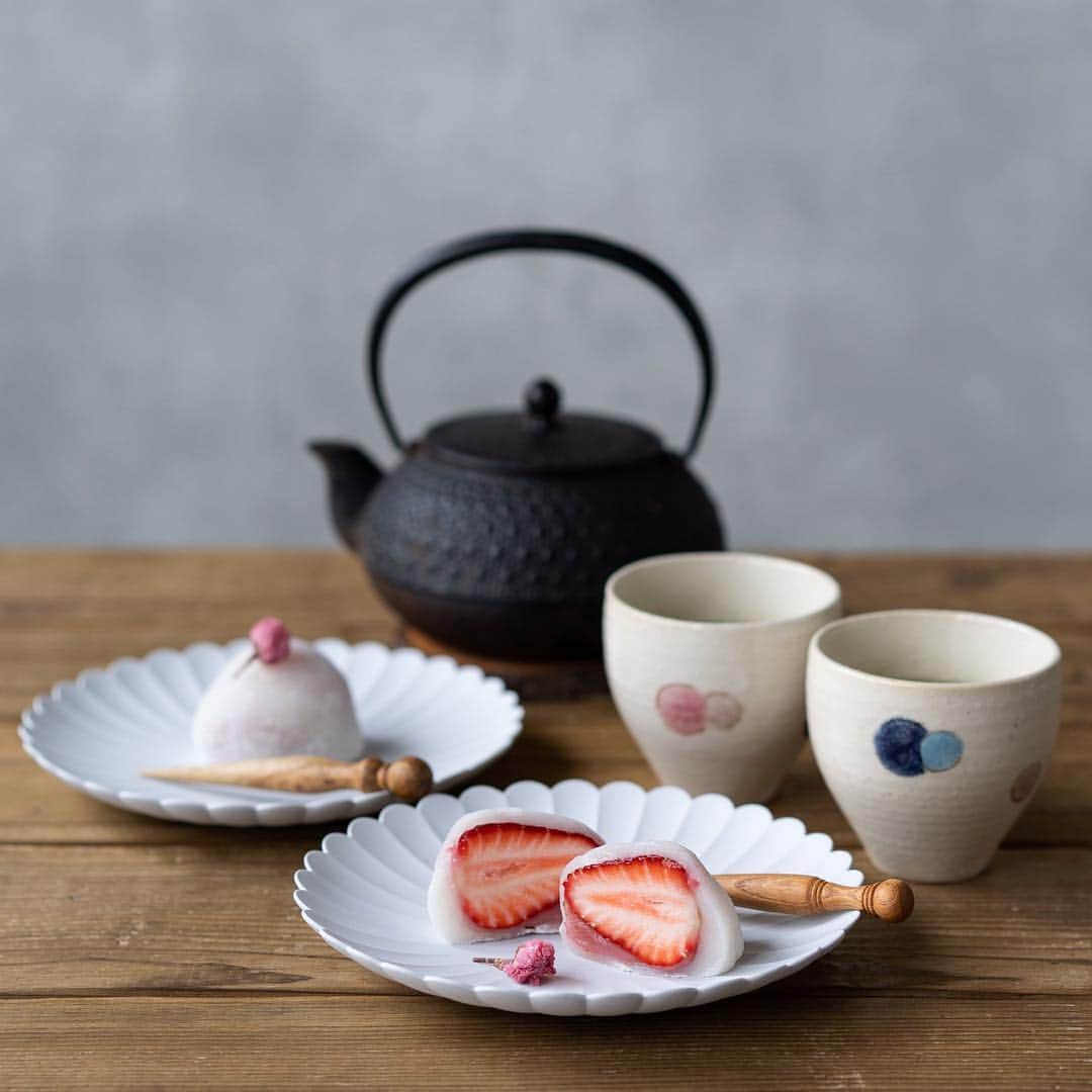 のインスタグラム：「* 2019.4.23 . 久しぶりにいちご大福。 桜あんが少なすぎてほぼ見えてない 切なさ…🙈（笑） . 桜の塩漬けはレンジに少しかけると ポフッと膨らむのを知って挑戦。 コツがわからなくて何度も失敗したけど…可愛い♡（笑） . . .」