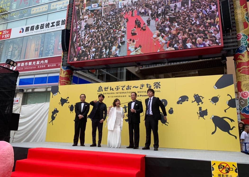 伊藤沙莉さんのインスタグラム写真 - (伊藤沙莉Instagram)「そして、、 沖縄国際映画祭！！！ 念願でした。  楽しすぎたし、 たくさんの方々に 名前を呼んでいただけたり 声をかけて頂いて 本当に幸せでした。  有難いなあと。 支えられているなあと 改めて実感しました。  本当にありがとうございました🙇‍♀️」4月23日 7時54分 - itosairi