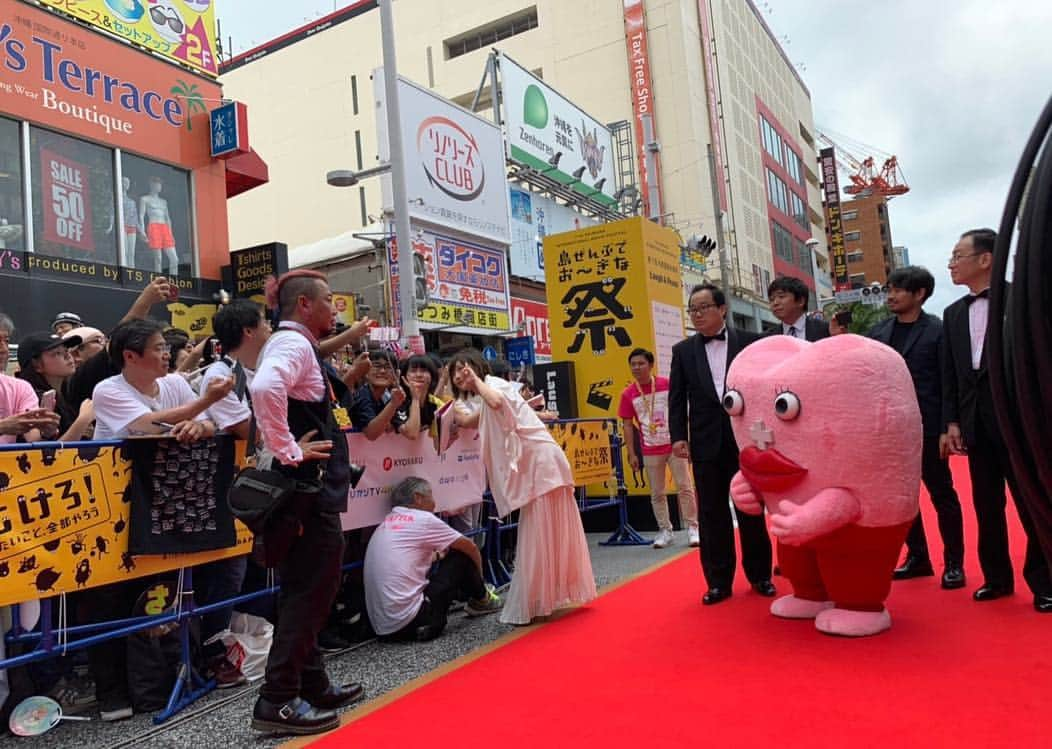 伊藤沙莉さんのインスタグラム写真 - (伊藤沙莉Instagram)「そして、、 沖縄国際映画祭！！！ 念願でした。  楽しすぎたし、 たくさんの方々に 名前を呼んでいただけたり 声をかけて頂いて 本当に幸せでした。  有難いなあと。 支えられているなあと 改めて実感しました。  本当にありがとうございました🙇‍♀️」4月23日 7時54分 - itosairi