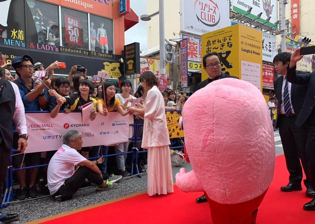 伊藤沙莉さんのインスタグラム写真 - (伊藤沙莉Instagram)「そして、、 沖縄国際映画祭！！！ 念願でした。  楽しすぎたし、 たくさんの方々に 名前を呼んでいただけたり 声をかけて頂いて 本当に幸せでした。  有難いなあと。 支えられているなあと 改めて実感しました。  本当にありがとうございました🙇‍♀️」4月23日 7時54分 - itosairi