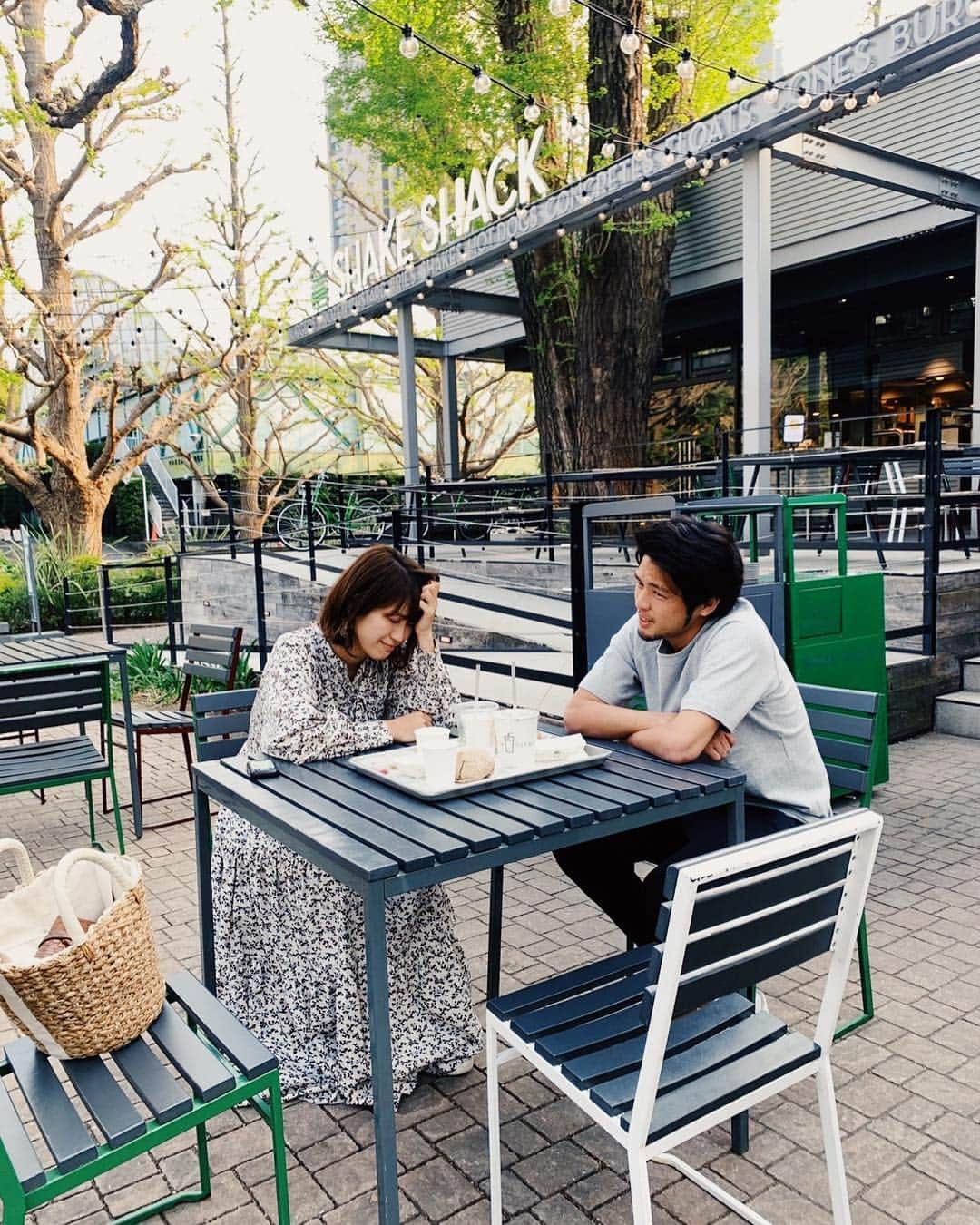 のインスタグラム：「昨日石井夫妻が @gartencoffee に来てくれて、そのままランチに出かけた時の写真。いしいちゃんと世知辛い話をしてるところ。オフィスにコーヒースタンドがあると、ひょこっと知り合いが遊びに来てくれて嬉しい。社員の家族とか、もっともっと、みんなが常に集まって、遊びに来たくなる公園みたいな場所を作っていきたい💪」