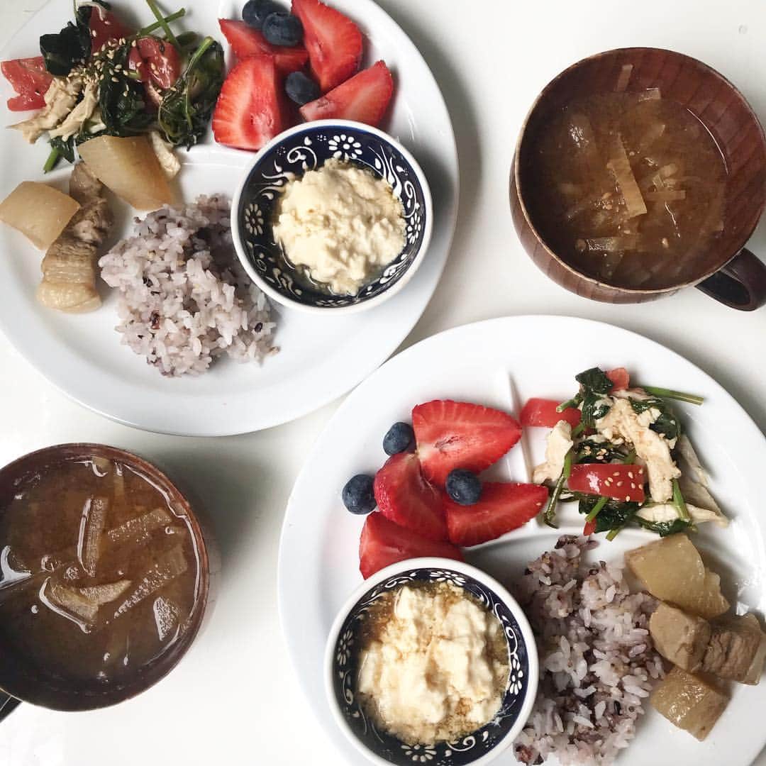 増山敬子さんのインスタグラム写真 - (増山敬子Instagram)「gm☀️ 外食が続くとすぐニキビできてしまうっ。。 そしてつぶすタイプ😑 #ダメなパターン でもおかずつくりおき沢山出来る時ってそれだけで嬉しいですね☺️ #朝ごはん#つくりおきおかず」4月23日 8時07分 - keikomasuyama