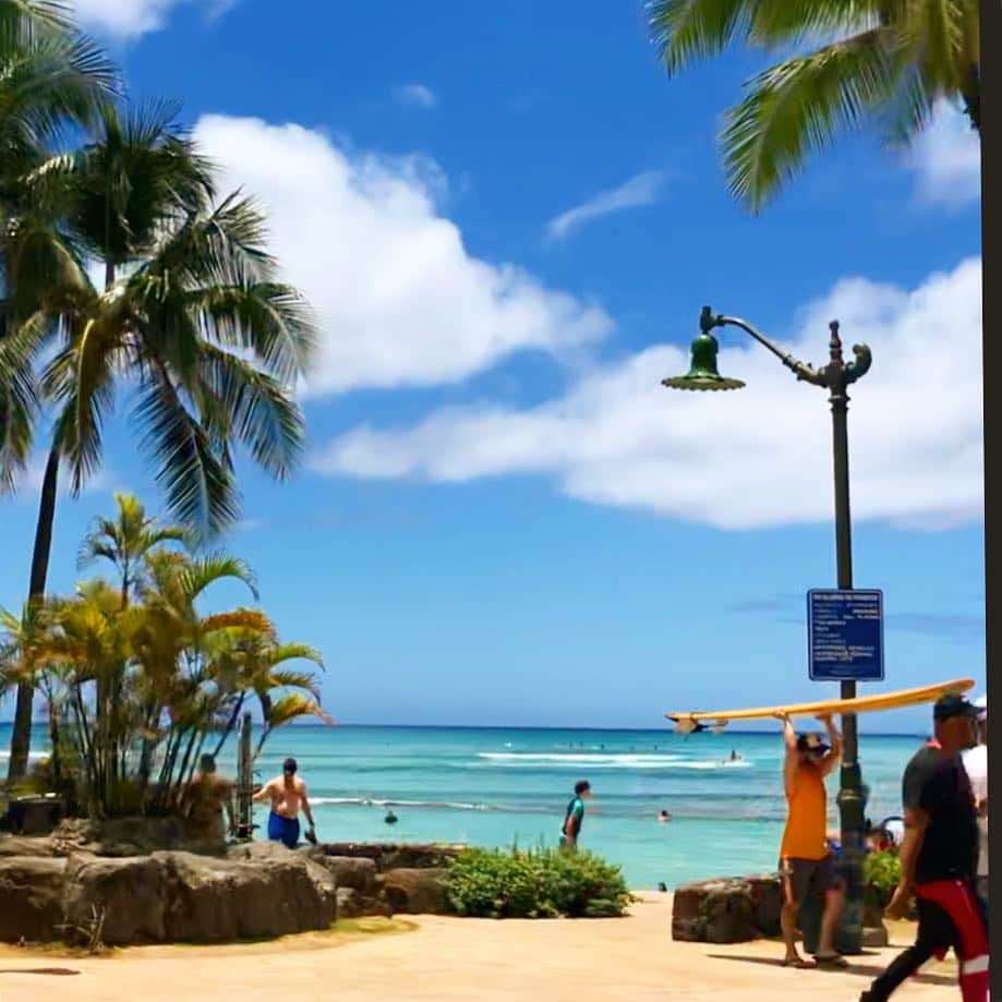 マキ・コニクソンさんのインスタグラム写真 - (マキ・コニクソンInstagram)「Hello from Waikiki Beach! 🏄‍♂️あまりにお天気が良くて海の色が綺麗だからワイキキビーチ沿いを動画で撮ってストーリーにアップしました！ハワイにいる気分になって下さいね！⛱⛱ #ハワイのおすそ分け🤙🏼 #みんなとハワイをシェアし合おう！🌺」4月23日 8時07分 - makikonikson