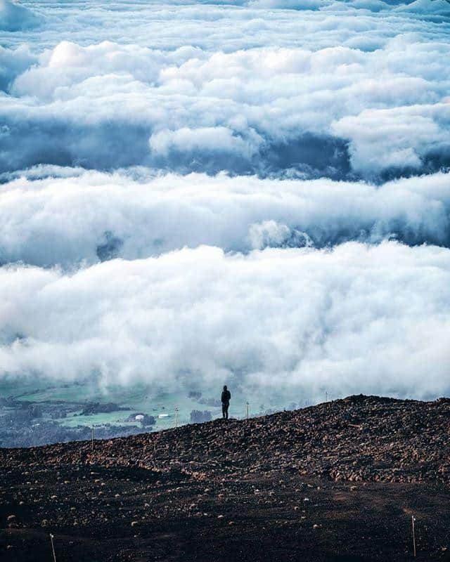 ハワイアン航空さんのインスタグラム写真 - (ハワイアン航空Instagram)「標高 3055 メートルの#ハレアカラ は、#マウイ島 の最高峰です。#マウイ島のハレアカラ で雲の上を歩く体験をしてみませんか？ ☁😍 Photo by @demas」4月23日 8時00分 - hawaiianairlinesjp