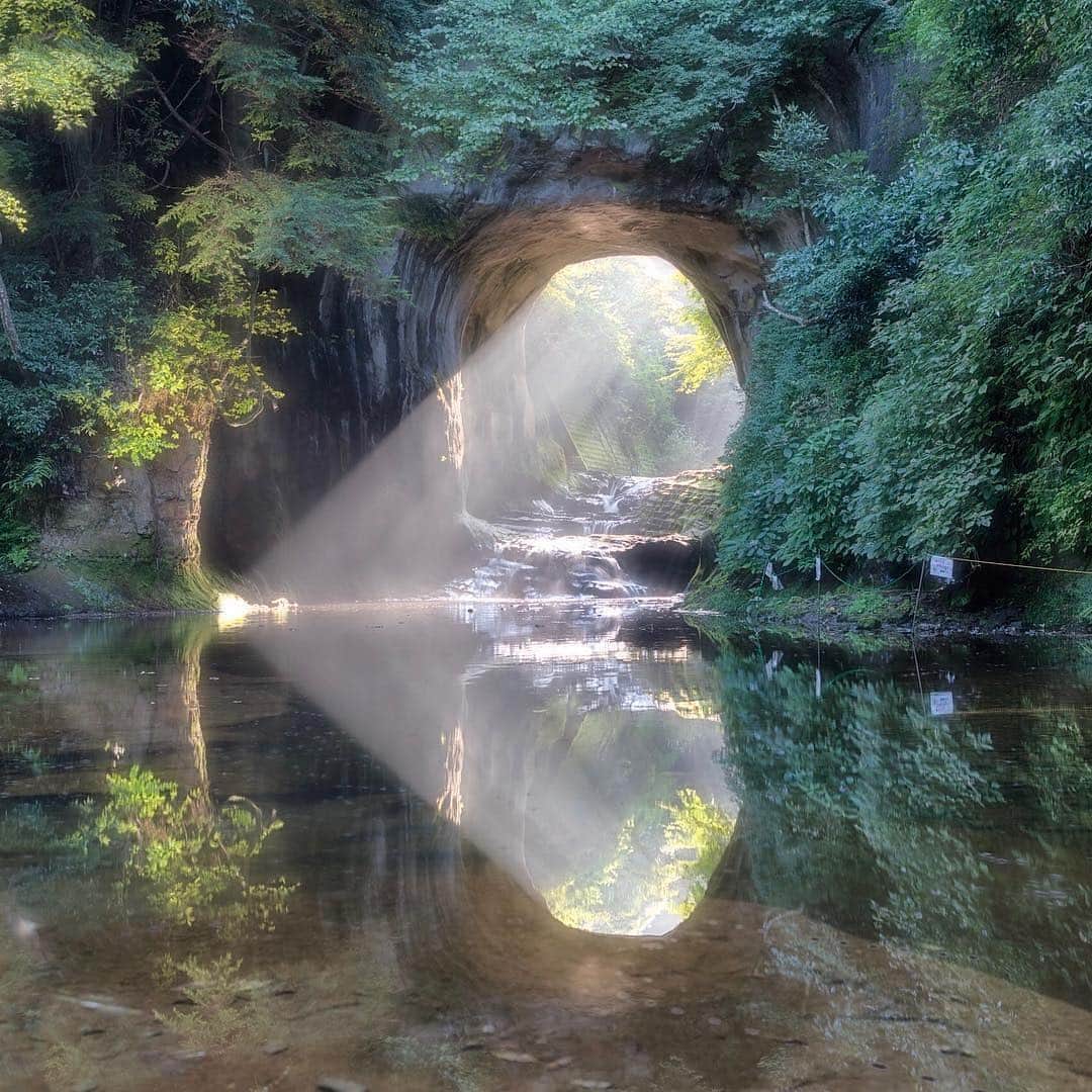 Instagramさんのインスタグラム写真 - (InstagramInstagram)「On planet Earth, a heart can be made with pure sunlight. 💖 For 23-year-old photographer Amatou (@amatou_0429), capturing this epic reflection in Japan was no accident. “It can only be seen in the early morning for a short period during a certain time of year,” he says. Furthermore, the clouds, wind and humidity all have to cooperate to get this one just right. Follow along as we share more of our favorite submissions to last weekend’s hashtag project, #WHPplanetearth Photo by @amatou_0429」4月23日 8時01分 - instagram