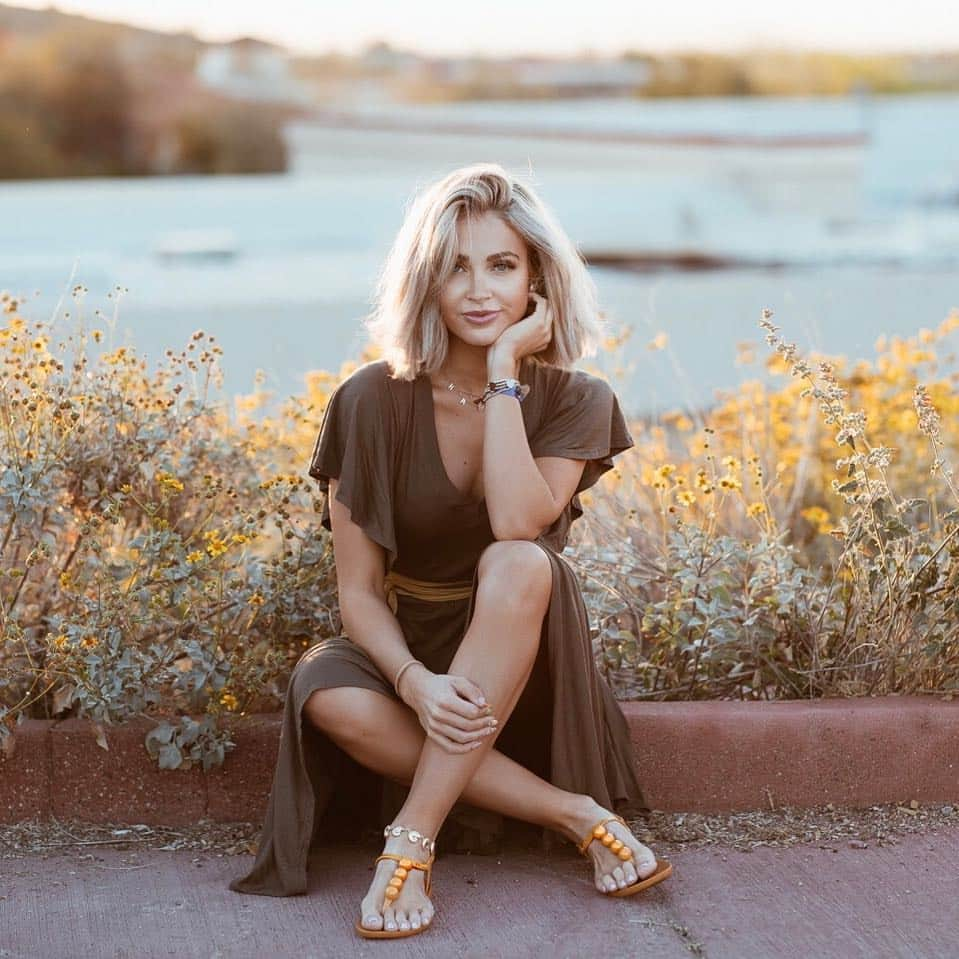 Cara Van Brocklinさんのインスタグラム写真 - (Cara Van BrocklinInstagram)「This is my "I love that my sandals match the flowers and sunset kind of pose" Wearing my @ipanemausa + @anitta sandals.  #alwaysnew #alwaysipanema #ipanema_anitta」4月23日 8時02分 - caraloren