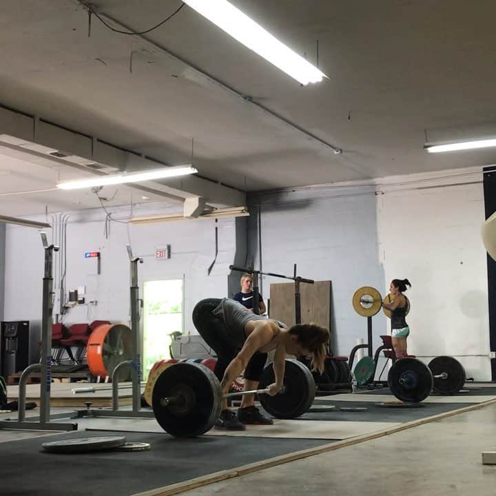 マッティ・ロジャーズのインスタグラム：「Final touches in the states before I fly out to Guatemala in the morning! Day 1 of deload and I’m ready for some freshness & snappiness to come back to this body. I compete Thursday (I think?? Do we have a schedule yet or..?) and also have no idea about live stream BUT ILL LET YA KNOW. 90kg/115kg/155kg. Brb America see u again soon」