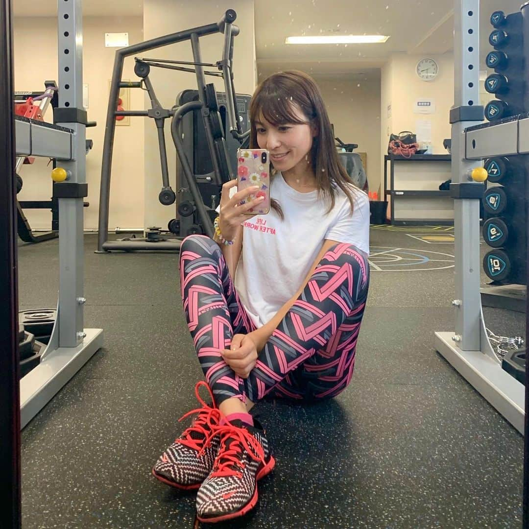 高沢奈苗さんのインスタグラム写真 - (高沢奈苗Instagram)「. 初めてのパーソナルトレーニング🏋️‍♂️ . 筋トレ苦手で今までずっと避けてきた😵 . ゴルフの飛距離を伸ばす為と、夏に向けて身体を絞りたく、続くかわからないけどやってみることにしました😊 . . 結果…普通の人以上にできなかった😂 @coromoca0412 先生にも、奈苗さんできなさすぎませんか？！とびっくりされながらも、一緒にやってくれたり終始応援してくれたおかげで、心折れずに75分のトレーニングできました😂✊ . 続くかわからないけど（また言ってる）できるところまでやってみようと思います😌💛 . 本日は良い感じに筋肉痛😆 . 筋トレデビューは気合を入れて格好から😛💪 . ウェアは @lavia_sport のものだよ❣️ ゴルフウェアと同じでウェアって何着も欲しくなる😛 . . . #パーソナルトレーニング #筋トレデビュー #トレーニング女子 #ジム #lavia_sport #personaltraining」4月23日 8時16分 - nanaetakasawa