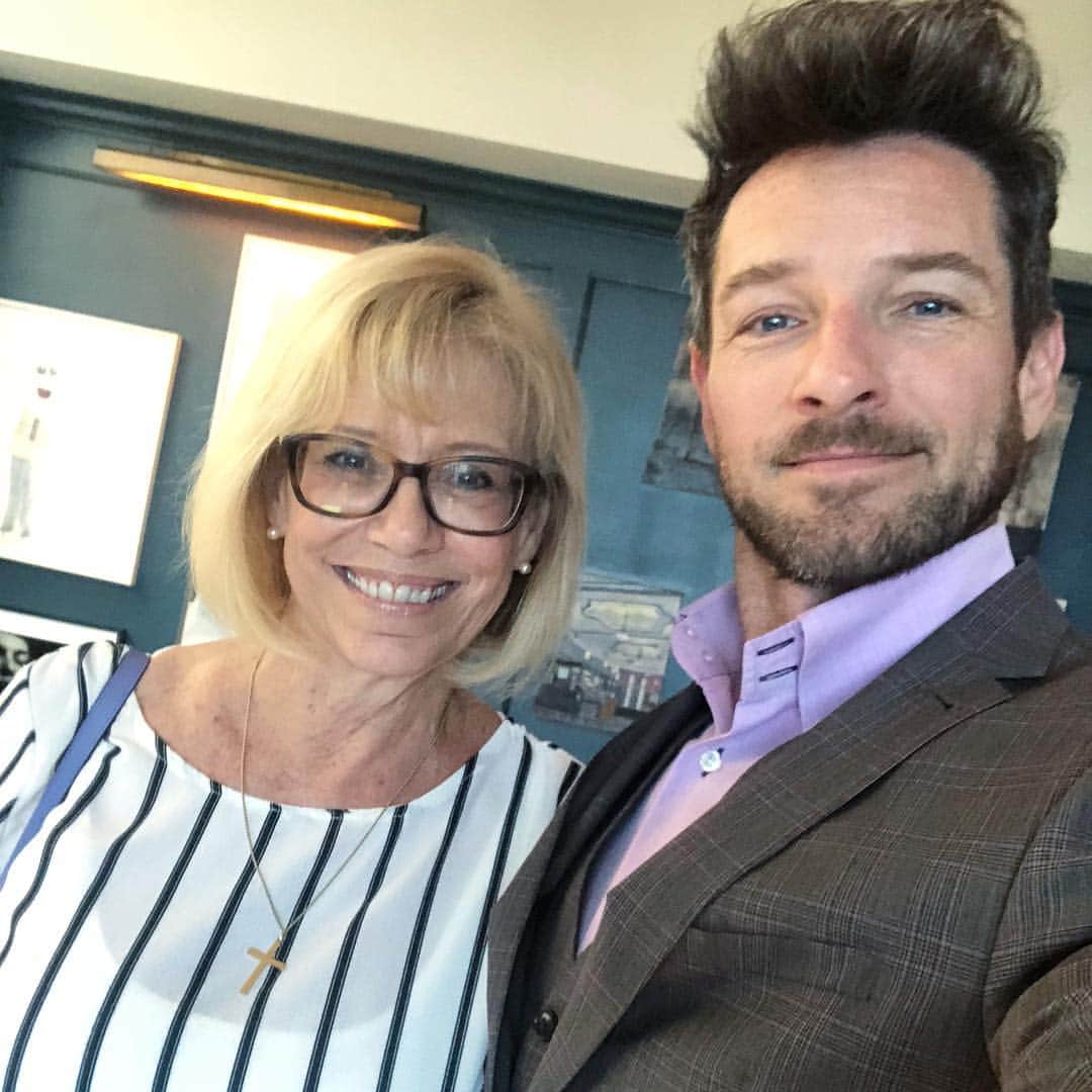 イアン・ボーエンのインスタグラム：「My hair goes all the way to the ceiling in this photo. Hope your Easter was eggs good as mine. Love you Mom. @pamela_bohen_turner」