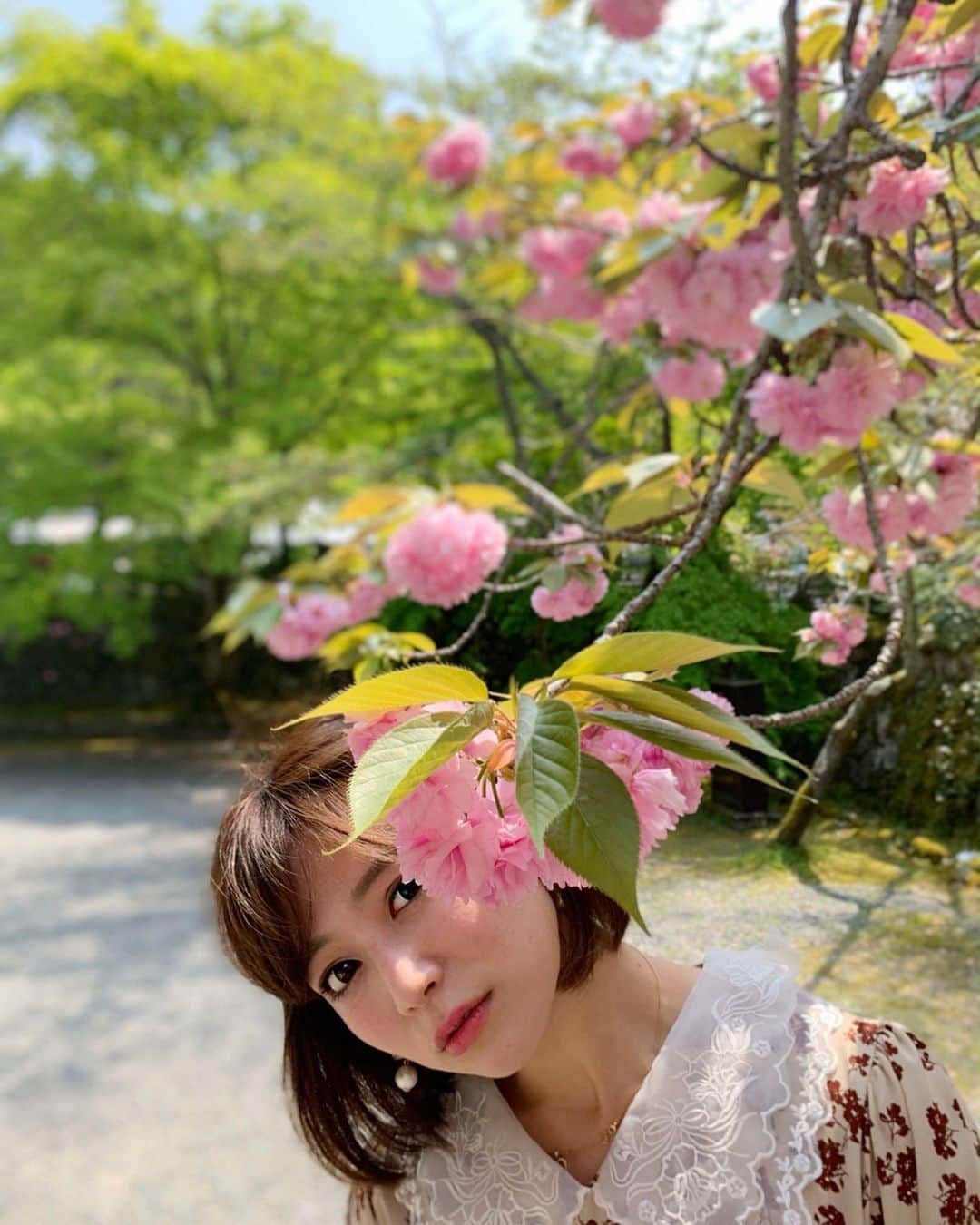 石井里奈さんのインスタグラム写真 - (石井里奈Instagram)「おはよん💕 南禅寺✌️と言ったらやっぱりここ👌水路閣💕 . 本当にたまたま2日目のコーデがぴったりリンクコーデ🥺✌️💕 . 可愛い写真が撮れました✌️❣️ . 南禅寺の緑もみじすごい綺麗だったなぁ🥰✨綺麗な自然に触れてデトックスな休日🙏💕 . 南禅寺からすぐにある路上インクライン🙋‍♀️まさか線路に座れるなんて🥺笑 . すごいフォトジェニックでした🙋‍♀️✨ . 我ながら今回の京都旅行、まったく無計画でしたが現地の人に聞いたり当日調べたりして本当素敵なツアープランになったと思います🙏❣️ふふふ . また更新するね💕✨ . #京都 #kyoto #京都旅行 #インスタ映え #南禅寺 #南禅寺水路閣 #路上インクライン #京都フォトジェニック #京都観光 #京都女子旅 #女子旅 #リンクコーデ #jsfashion #双子コーデ #旅行 #travel #trip #国内旅行 #フォトジェニック #photogenic #friends #girls #京都ぶらり #緑もみじ #nature #japan #discoveryjapan」4月23日 8時22分 - ri7tin1025