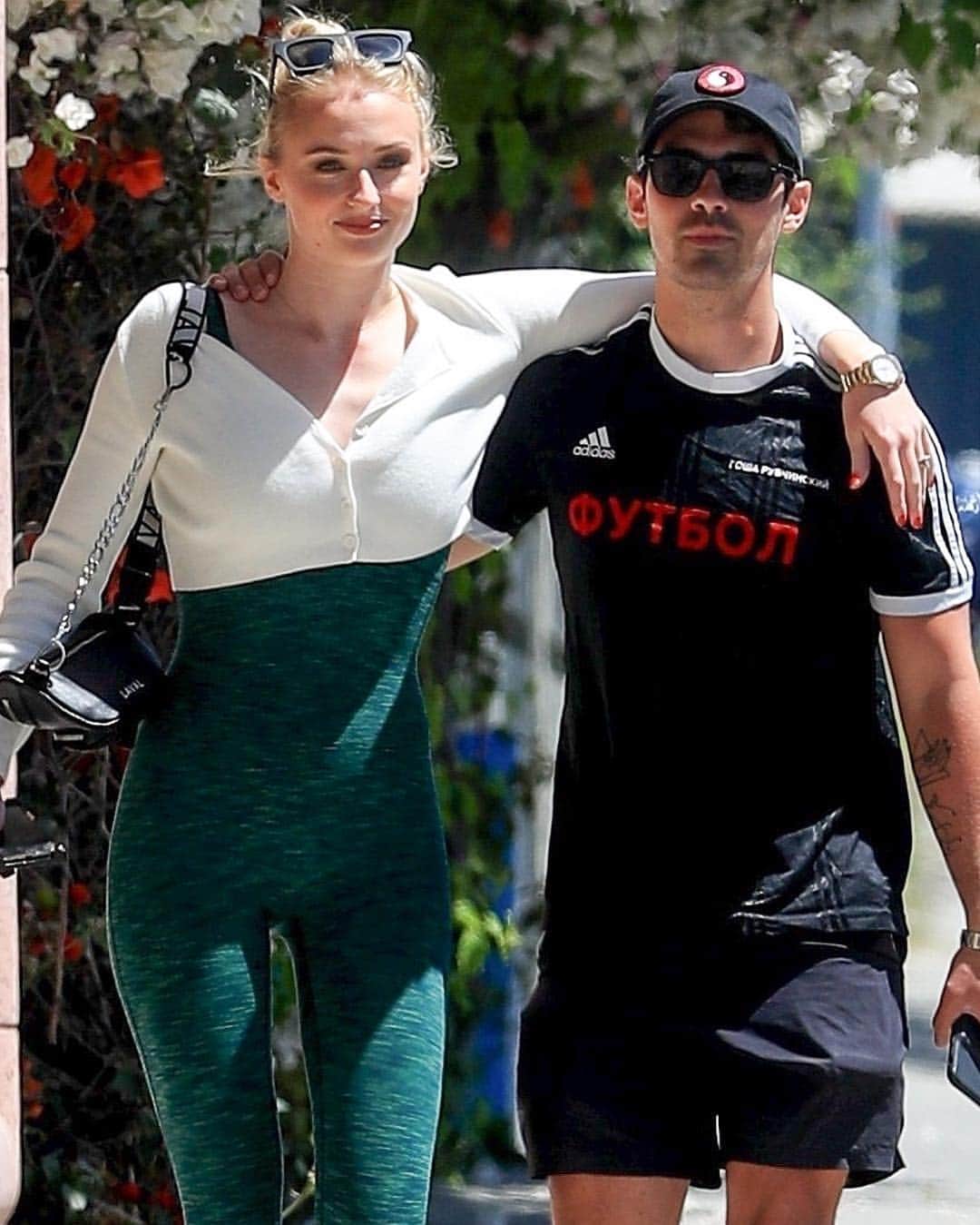 Just Jaredさんのインスタグラム写真 - (Just JaredInstagram)「@sophiet & @joejonas wrap their arms around each other as they step out for lunch! #JoeJonas #SophieTurner Photo: Backgrid」4月23日 8時31分 - justjared