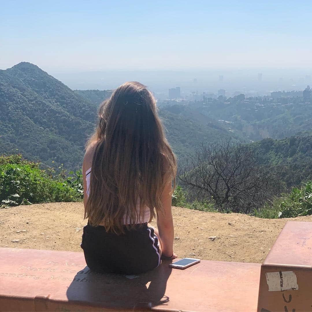 Justine Brasseurのインスタグラム：「We love the earth, it is our planet 🌏 📷: @cruel_b1ll • • • #earthday #earth #savetheearth #welovetheearth #california #hiking #peaceofmind」