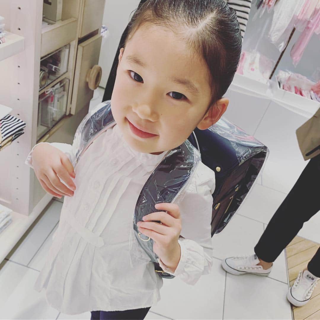 干場義雅さんのインスタグラム写真 - (干場義雅Instagram)「My sister's baby is so cute. 姪っ子のリマ姫、こないだ5歳になったと思ったら……。「欲しいランドセルがあるの❤️ オジジ買って‼️」だって……。いつの間にこんなに大人っぽくなっちゃって！  お願いだから、そんなに早くお姉ちゃんにならないで。ハリーウィンストンのダイヤモンドだって、ジョルジオ アルマーニのロングドレスだって、クリスチャン・ルブタンのハイヒールだってオジジが何でも買ってあげるから！  #リマ #リマ姫 #リマスタグラム #リマの気持ち #リマかわいすぎる #姪っ子 #姪っ子ちゃん #オジジ #オジジめろめろ #干場義雅  #yoshimasahoshiba @yoshimasa_hoshiba  @forzastylecom  #forzastyle  #fashion #coordinate #menswear #ootd #ootdshare #ootdfashion #instagood」4月23日 8時38分 - yoshimasa_hoshiba