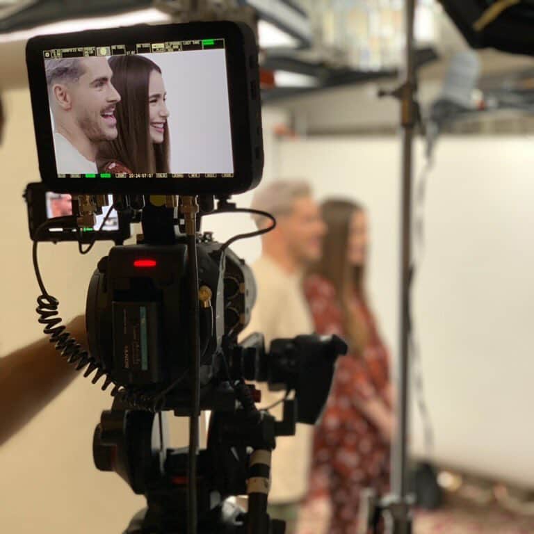 ザック・エフロンのインスタグラム：「Behind the scenes of today’s press with @lilyjcollins #extremelywicked #netflix #may3rd」