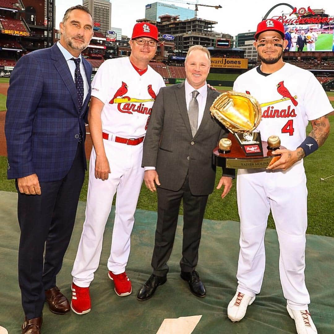 セントルイス・カージナルスさんのインスタグラム写真 - (セントルイス・カージナルスInstagram)「That’s NINE Gold Gloves for Yadi! 🐐」4月23日 8時45分 - cardinals