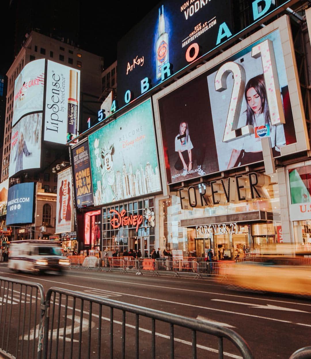 アリソン・ワンダーランドのインスタグラム：「guys there’s a huge fucking billboard in the middle of TIMES SQUARE with me on it for @forever21 #F21xPepsi. I am freaking out. Pls help. Am I dreaming: Y/N. Is this how I get my crush to notice me: Y/N . . #F21xMusic」
