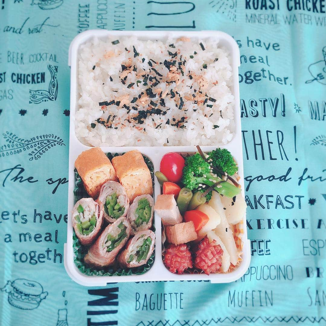 YUUKIさんのインスタグラム写真 - (YUUKIInstagram)「#今日のお弁当  おはようございます！  前日準備で(^^)忙しい朝も クイックにお弁当完成〜〜作ってる時間があれば、、 早く寝れるんじゃ⁉︎と 思う事もありますが！笑  朝のバタバタ回避は大きのです！  #これ大事  #働くママ  #ゆとり獲得 #笑顔で送り出したい  #goodmorning #instafood #foodstagram #lunchbox #foodman #nice #instagood #photooftheday  #お弁当 #弁当箱 #フードマン #朝支度 #和食 #トリュフ塩 #神調味料 #定番 #中学男子 #冒険しないタイプ」4月23日 8時58分 - yuuki_._official