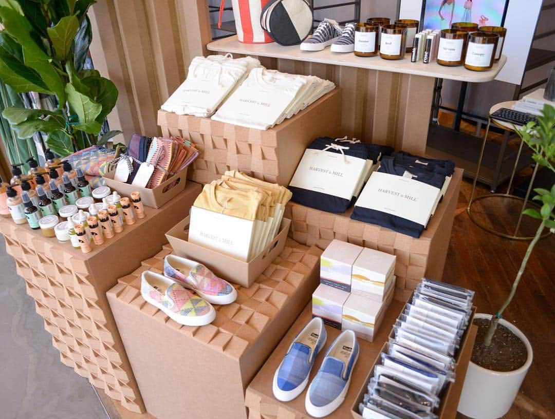 Nordstromさんのインスタグラム写真 - (NordstromInstagram)「Happy Earth Day! To celebrate, we’re popping up at our #NordstromLocal locations in LA with a sustainability shop ft. a no-waste collection from @aceandjig (and collaboration with @keds!) and countless eco-conscious accessories, home goods, beauty items and more. Stop by #NordstromLocal Brentwood, DTLA or Melrose today through April 28 or shop online through June 2. #earthday」4月23日 8時54分 - nordstrom