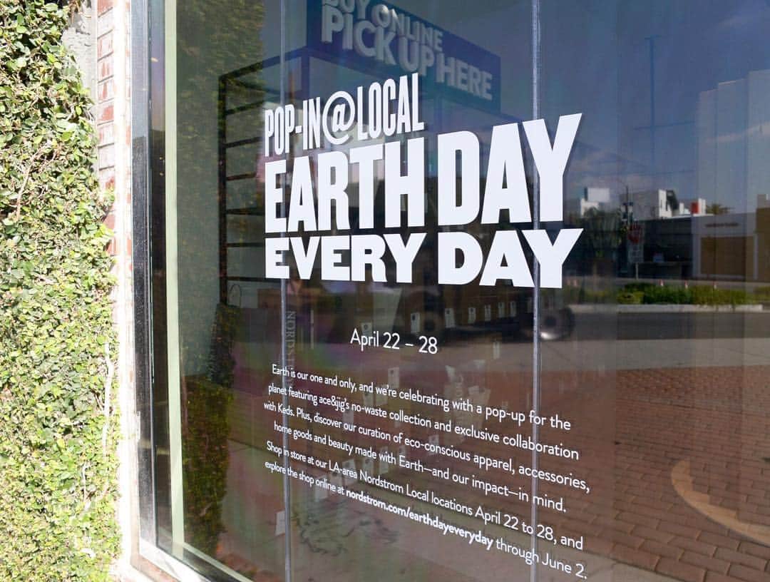 Nordstromさんのインスタグラム写真 - (NordstromInstagram)「Happy Earth Day! To celebrate, we’re popping up at our #NordstromLocal locations in LA with a sustainability shop ft. a no-waste collection from @aceandjig (and collaboration with @keds!) and countless eco-conscious accessories, home goods, beauty items and more. Stop by #NordstromLocal Brentwood, DTLA or Melrose today through April 28 or shop online through June 2. #earthday」4月23日 8時54分 - nordstrom