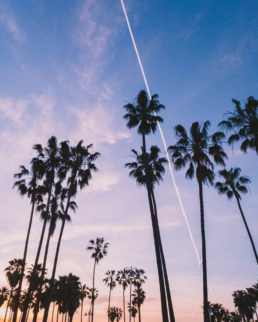 Galaxy Mobile Japanさんのインスタグラム写真 - (Galaxy Mobile JapanInstagram)「#ゴールデンウィーク 旅行特集！ #ロサンゼルス 観光スポット巡りPart 4🌎✈ with #GalaxyNote9📸 ・ 空にまっすぐ伸びる飛行機雲と、綺麗な夕陽が撮れました♪帰りたくない！って気持ちが強くなりました😢 ・ GalaxyのInstagramでは、これからも国内外の素敵な風景をお届けしていきますので、お楽しみに✨ 行ってみたい場所や、見てみたい景色を、ぜひコメントでおしえてね！ #Noteのある生活 #withGalaxy Photo by @8s_hero」4月23日 9時00分 - samsungjpn