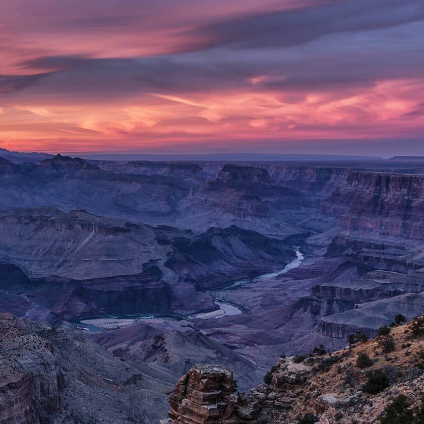 アメリカ内務省さんのインスタグラム写真 - (アメリカ内務省Instagram)「As the sun sets on #EarthDay, it’s only appropriate to marvel at the beauty and importance of #publiclands. The South Rim of the iconic Grand Canyon #NationalPark in #Arizona is one of these unforgettable places. Each year, over 5 million people come to the park to experience the scenic hikes, white-water rafting, mule rides and the incredible vistas showing off the mile-deep #canyon. The walls of the #canyon show rock layers that recorded much of the early geological history of the North American continent. Photo courtesy of Menx Cuizon. #FindYourPark #NationalParkWeek #usinterior #travel」4月23日 9時00分 - usinterior