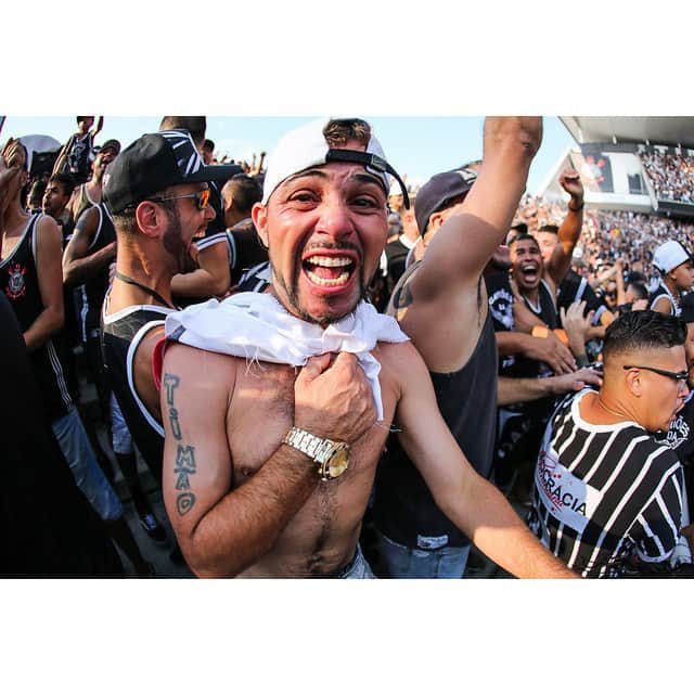 コリンチャンスさんのインスタグラム写真 - (コリンチャンスInstagram)「A Fiel marcou presença em peso na @ArenaCorinthians durante a campanha do Tri. É, amigo, a Fiel é foda! 🏆 . . 📷 Bruno Teixeira . . #TRIntou」4月23日 9時02分 - corinthians