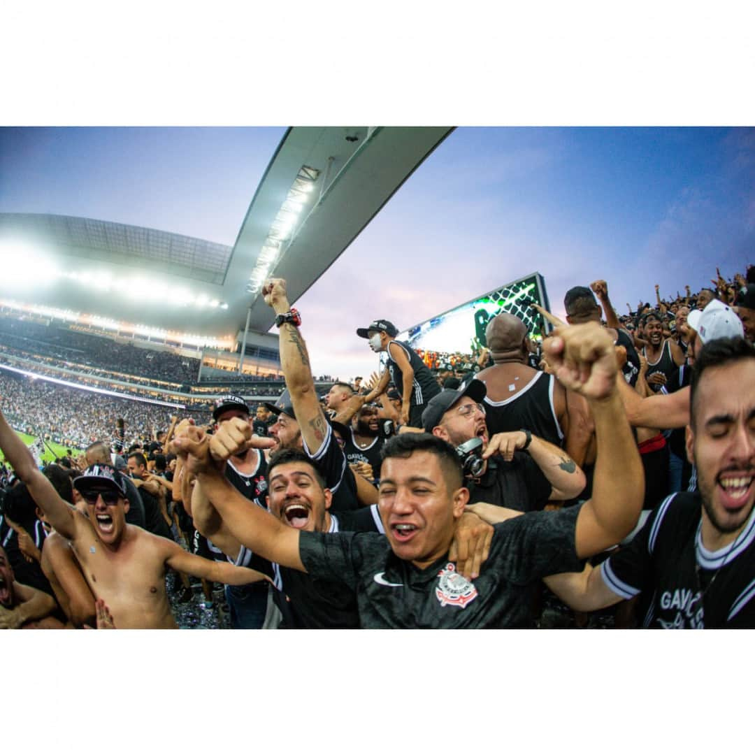 コリンチャンスさんのインスタグラム写真 - (コリンチャンスInstagram)「A Fiel marcou presença em peso na @ArenaCorinthians durante a campanha do Tri. É, amigo, a Fiel é foda! 🏆 . . 📷 Bruno Teixeira . . #TRIntou」4月23日 9時02分 - corinthians