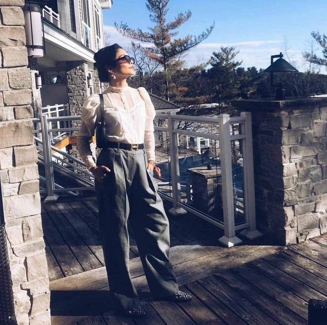 サムエデルマンのインスタグラム：「Sun seeker ☀️ @vanessahudgens in our Winona bootie」