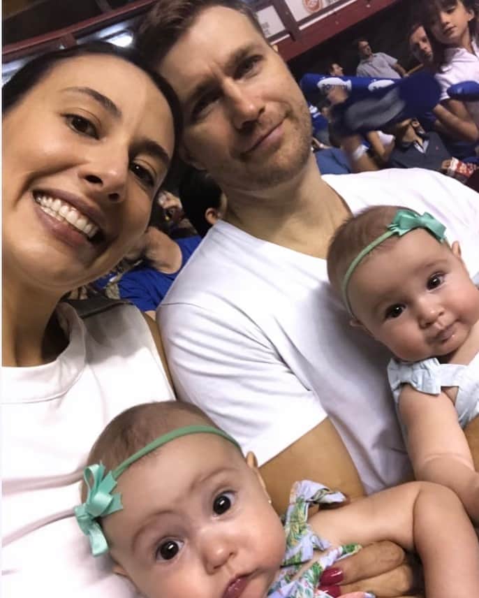 のインスタグラム：「Ontem no Mineirinho assistindo a final da Superliga, Praia e Minas!!! Filhinhas amaram! Na verdade a Ninna amou de cara e a Liz precisou dormir 30 minutinhos pra depois amar! Hahahah!  Ninna sapequinha adora uma bagunça, e Liz zen, se assustou com a bagunça, mas no final curtiu muito! #albumdalizeninna」