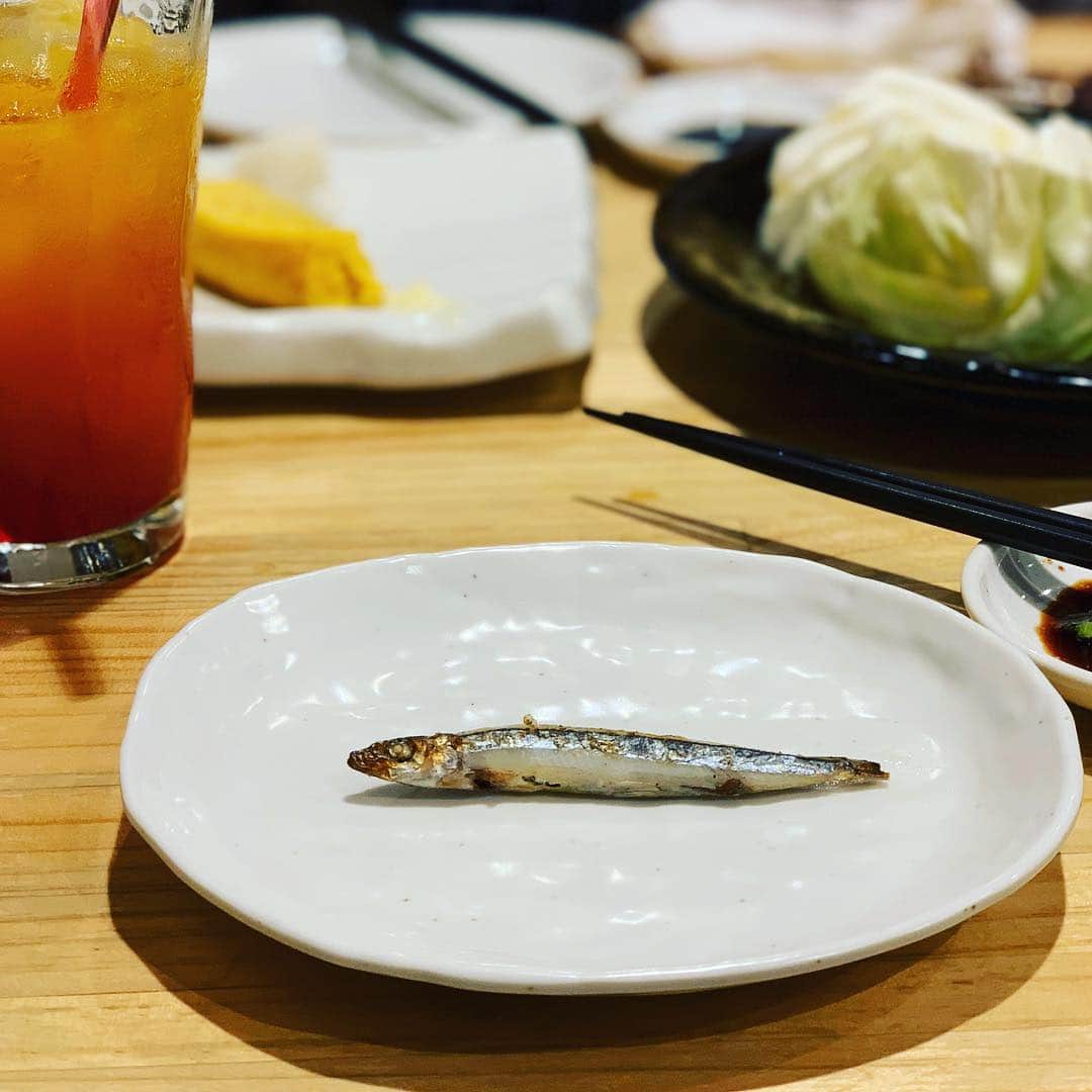 YOICHIのインスタグラム：「#晩御飯 #小魚 #なんの魚だったか #ど忘れ #氷の上で釣るやつかな #恵みに感謝」