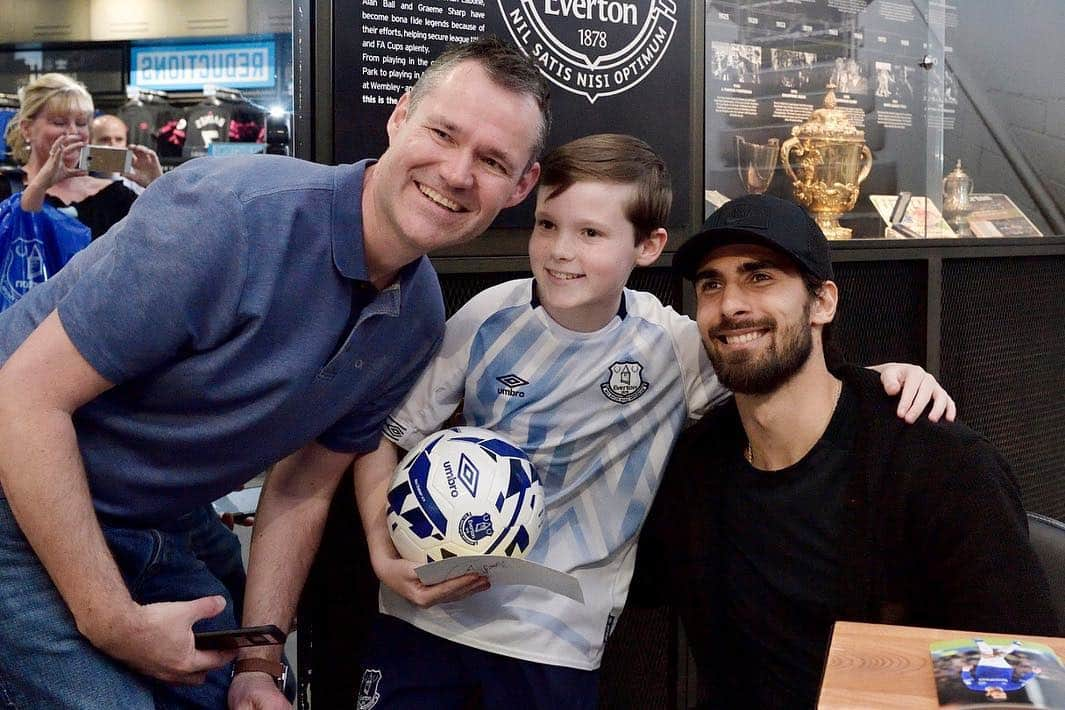 アンドレ・ゴメスさんのインスタグラム写真 - (アンドレ・ゴメスInstagram)「Last Thursday we met some @everton fans at the official club shop. It's always amazing to connect and talk with you Evertonians! Thank you all! 💙」4月23日 0時19分 - aftgomes21