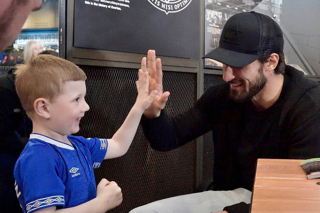 アンドレ・ゴメスさんのインスタグラム写真 - (アンドレ・ゴメスInstagram)「Last Thursday we met some @everton fans at the official club shop. It's always amazing to connect and talk with you Evertonians! Thank you all! 💙」4月23日 0時19分 - aftgomes21