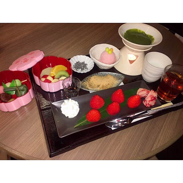 斉藤めぐさんのインスタグラム写真 - (斉藤めぐInstagram)「. . ちょっと前に食べたやつ🍧🍓 (おんなじ日に全部食べたわけじゃないよ。笑) . 大須にある #吾妻茶寮 さんの 🍧極み紅ほっぺ 🍓あまおういちごDELUXE . どっちもいちごがおっきくて ジューシーで甘くて最高でした🥺💓 . かき氷の方はエスプーマ(生クリーム)といちごの相性が やっぱり王道だけどめちゃめちゃよくて、 かき氷だけどこれはかき氷のレベルじゃない感じでした。笑 . 抹茶フォンデュの方は、 抹茶のソースにしっかり苦味も残っているので、 フォンデュするフルーツや和菓子と 甘甘にならない組み合わせでよかったです💚💚 いろんなものがちょっとずつ入ってるのが 女子心くすぐりますよね〜🤤 . みほのコラボかき氷も早く食べたい🍧💛💛 . #大須 #大須商店街 #大須スイーツ #かき氷 #エスプーマ #エスプーマかき氷 #いちご #紅ほっぺ #あまおう #抹茶フォンデュ #わらび餅 もいただきました🙏🏻💓」4月23日 0時25分 - megusaitou