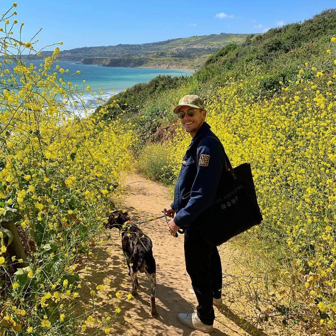 アダム・センさんのインスタグラム写真 - (アダム・センInstagram)「I think this is one of those insta flower pics or just a bunch of weeds! 🌱🌼🌼🌼🌼🌼🌱 #Earthday」4月23日 0時27分 - adamsenn