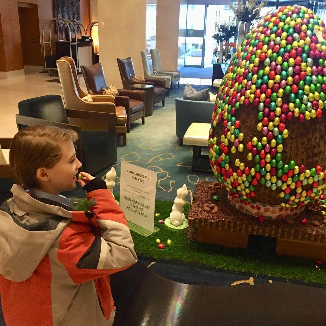 ジャクソン・ロバート・スコットさんのインスタグラム写真 - (ジャクソン・ロバート・スコットInstagram)「Hope Everyone had a Happy Easter Weekend filled with chocolate! 🙌😋🥰 #giantchocolateeasteregg」4月23日 0時41分 - jacksonrobertscottofficial