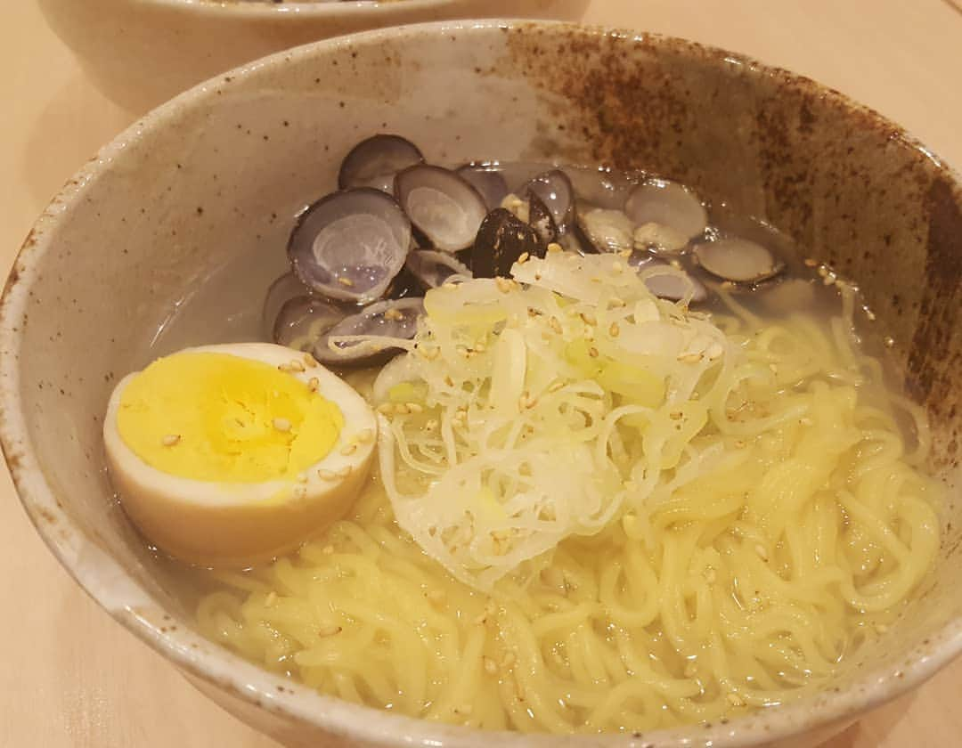 寺西一浩のインスタグラム：「まり子ママ直伝の 【しじみラーメン】が、 煮込み　てらにし　麻布十番で 4月26日よりスタートします！  是非、お酒の〆の一杯に☺ また、餃子も新登場！！ ラーメン好きな方も食べに来て 下さいね！！ http://www.teranishi.tokyo  #てらにし #ラーメン #しじみ #しじみラーメン #麻布十番 #ランチ #拡散希望 #お酒 #おいしい #煮込み #〆のラーメン #〆ラーメン #〆 #グルメ #gw #餃子」