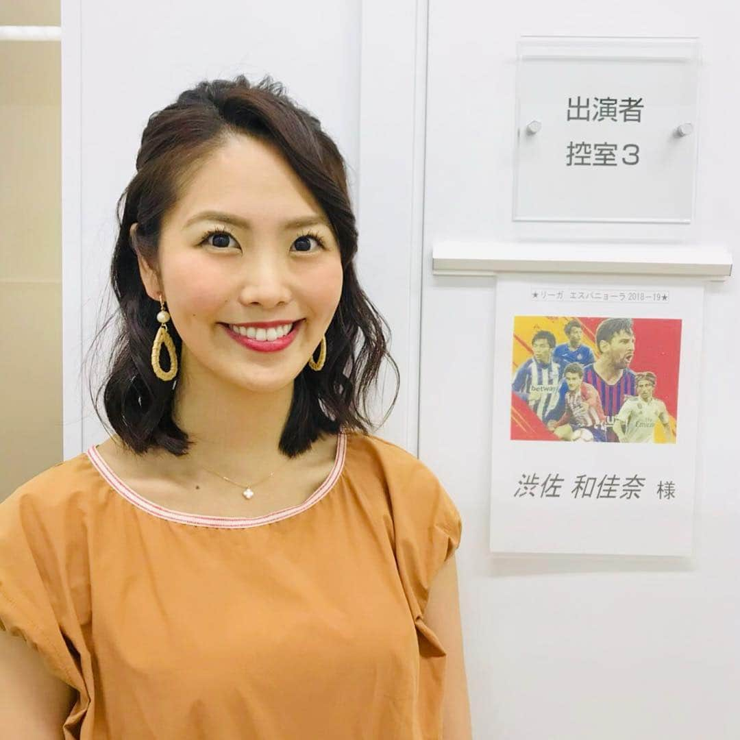 渋佐和佳奈さんのインスタグラム写真 - (渋佐和佳奈Instagram)「「#リーガダイジェスト！」⚽️✨ 今日は担当して初めてのお客様観覧のスタジオでした！皆さまとても優しい方々ばかりで、直接お会いすることが出来て嬉しかったです🌸来てくださった皆様、ありがとうございました＊  番組では第33節の振り返り(柴崎選手4ヶ月ぶりにスタメン出場!)と、激化している残留争いを特集でお届けしました！残り5節、見逃せませんね😣❣️ しかも今週は平日開催も週末開催もあるので、リーガ三昧🍀私もしっかりチェックしていきますっ！  #wowow #リーガエスパニョーラ #サッカー #soccer #liga #アナウンサー #渋佐和佳奈  #イアリング #GOLDY」4月23日 0時37分 - shibusa_wakana