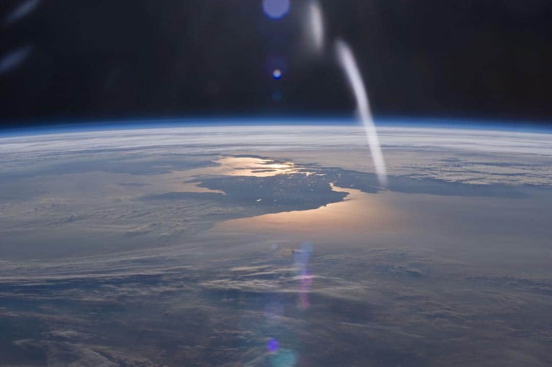 国際宇宙ステーションさんのインスタグラム写真 - (国際宇宙ステーションInstagram)「There may be no better view of Earth than from the International Space Station. In honor of #EarthDay, enjoy these photos taken by @nasaastronauts from 250 miles above our home planet. #PictureEarth」4月23日 0時49分 - iss